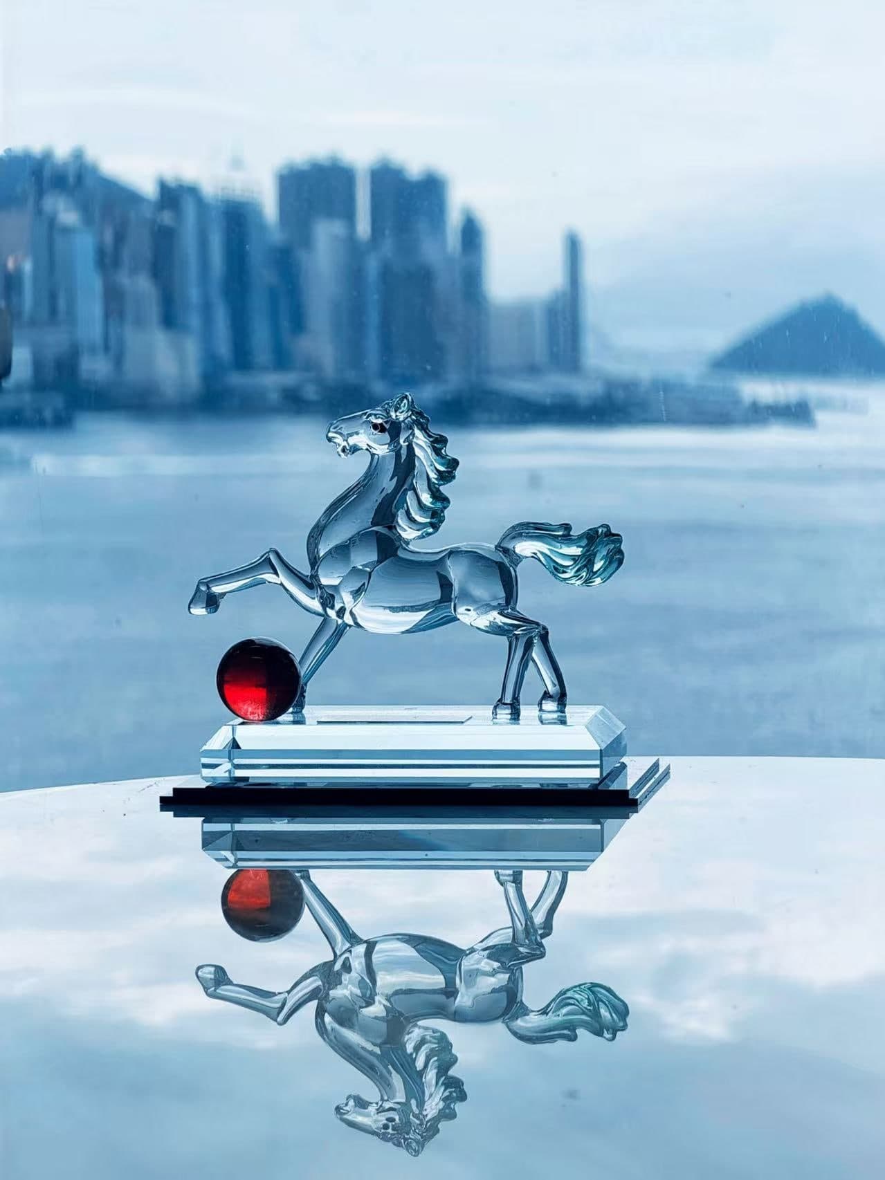 窗邊的水晶馬擺件，遠眺維多利亞港