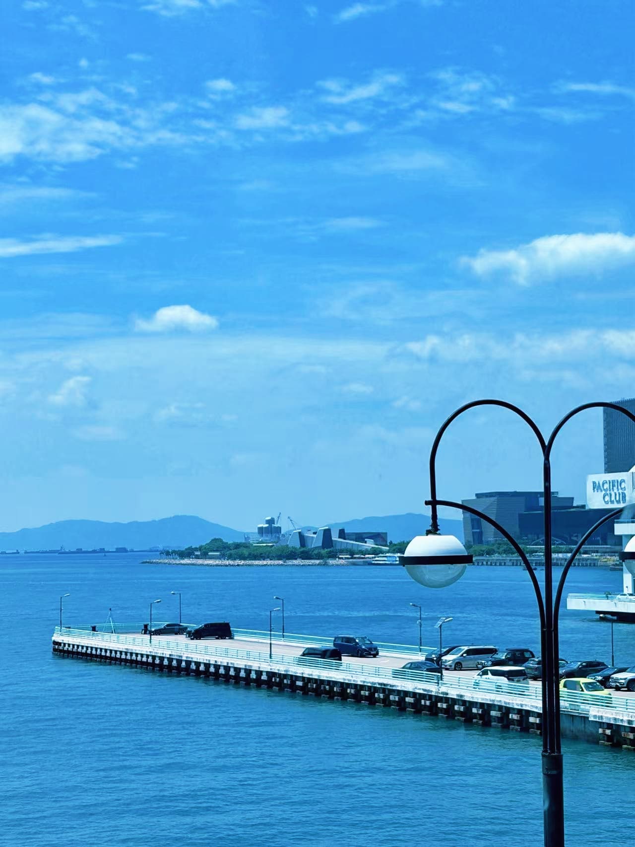 晴空下的維多利亞港海濱燈柱與碼頭
