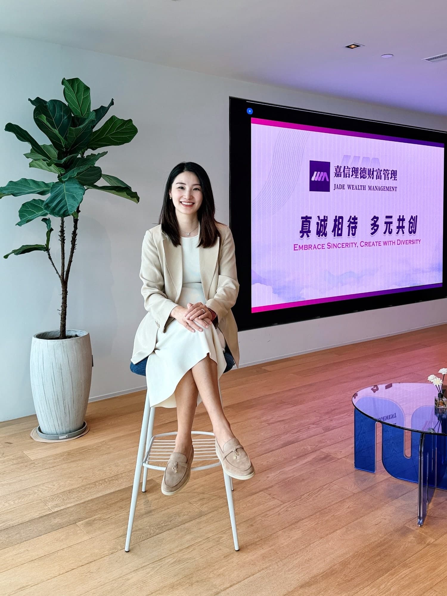 嘉信理德資深外匯交易員在公司標語前
