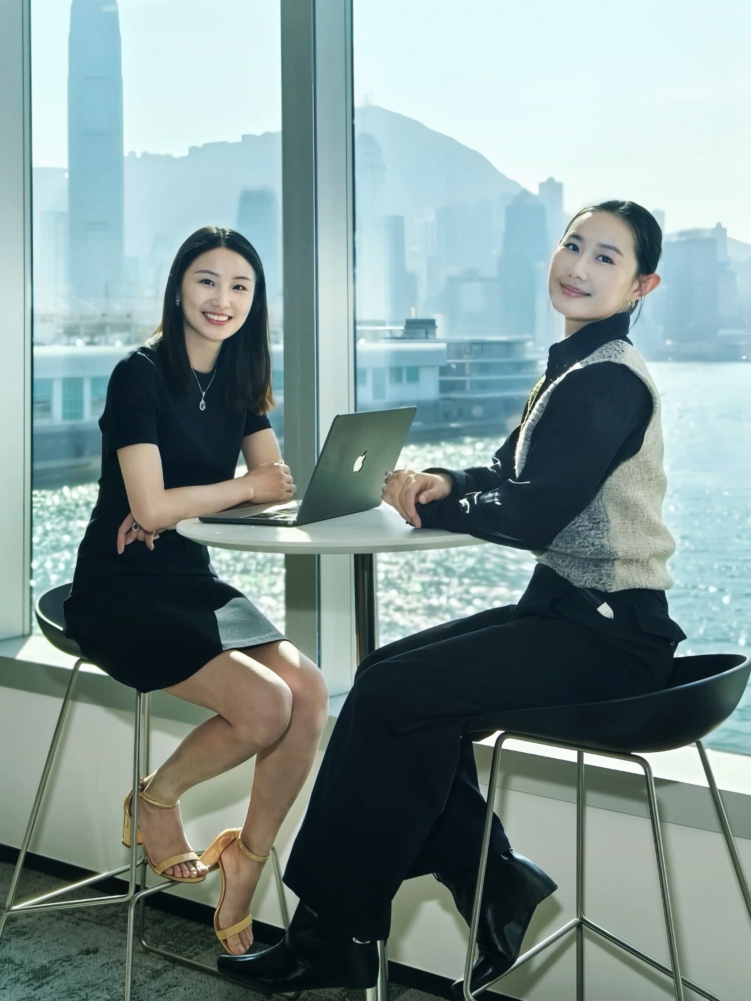 兩位顧問在窗邊洽談桌前